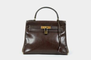 Objets d'art, bijoux, tableaux et mobilier, design du 6 décembre 2025 Lot 17-image