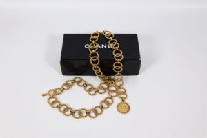 Objets d'art, bijoux, tableaux et mobilier, design du 6 décembre 2025 Lot 18-image