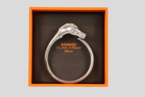 Objets d'art, bijoux, tableaux et mobilier, design du 6 décembre 2025 Lot 24-image